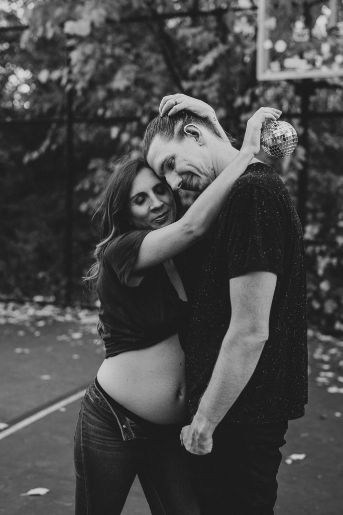 Cool maternity photoshoot at brooklyn basketball court