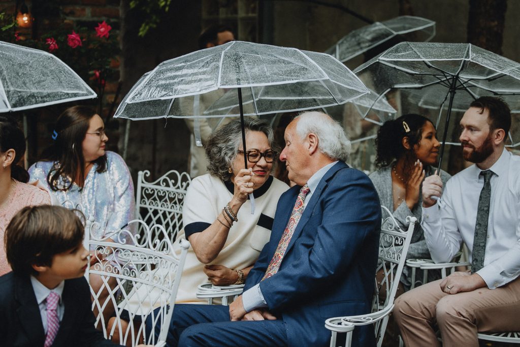 Rainy wedding at milk and roses - by Lucie B. Photo brooklyn wedding photographer