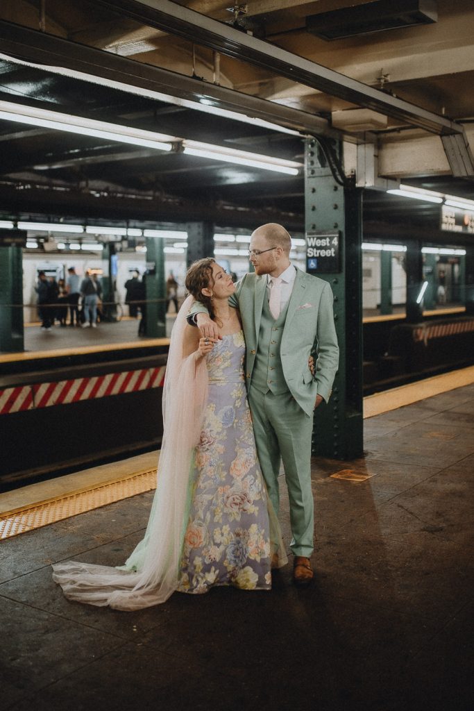 Bride and groom in nyc subway - by Lucie B. Photo brooklyn wedding photographer