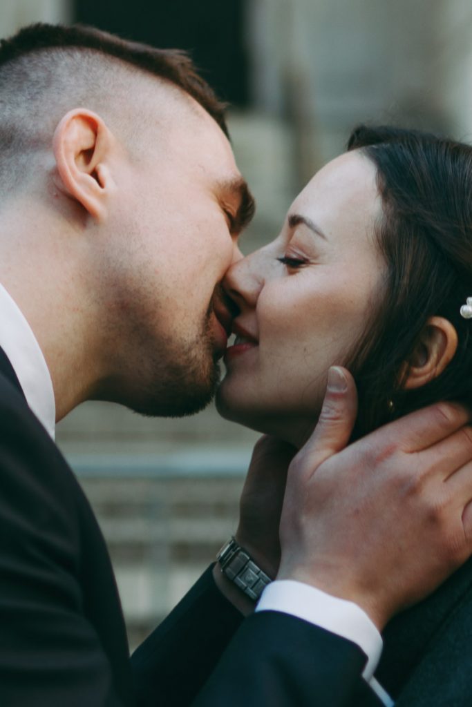 Bride and groom kissing in nyc on wedding day