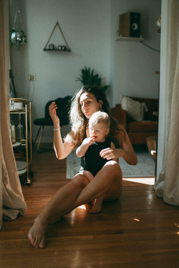 Motherhood photography session in nyc home