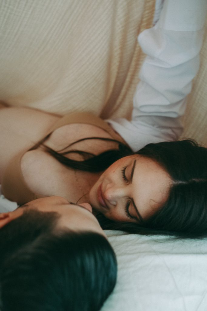 Cozy maternity session at brooklyn home