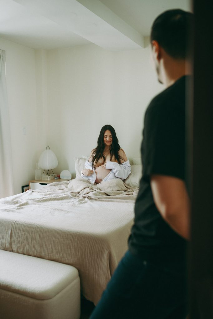 Cozy maternity session at brooklyn home