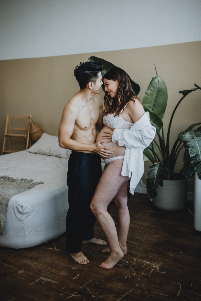 Cozy maternity photo session in brooklyn studio - by Lucie B. Photo photographer