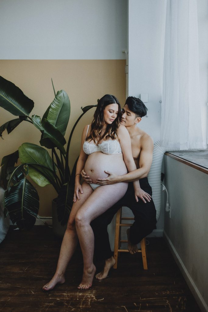 Cozy maternity photo session in brooklyn studio - by Lucie B. Photo photographer