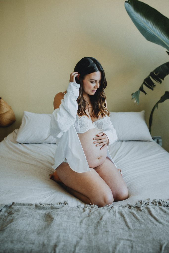 Cozy maternity photo session in brooklyn studio - by Lucie B. Photo photographer