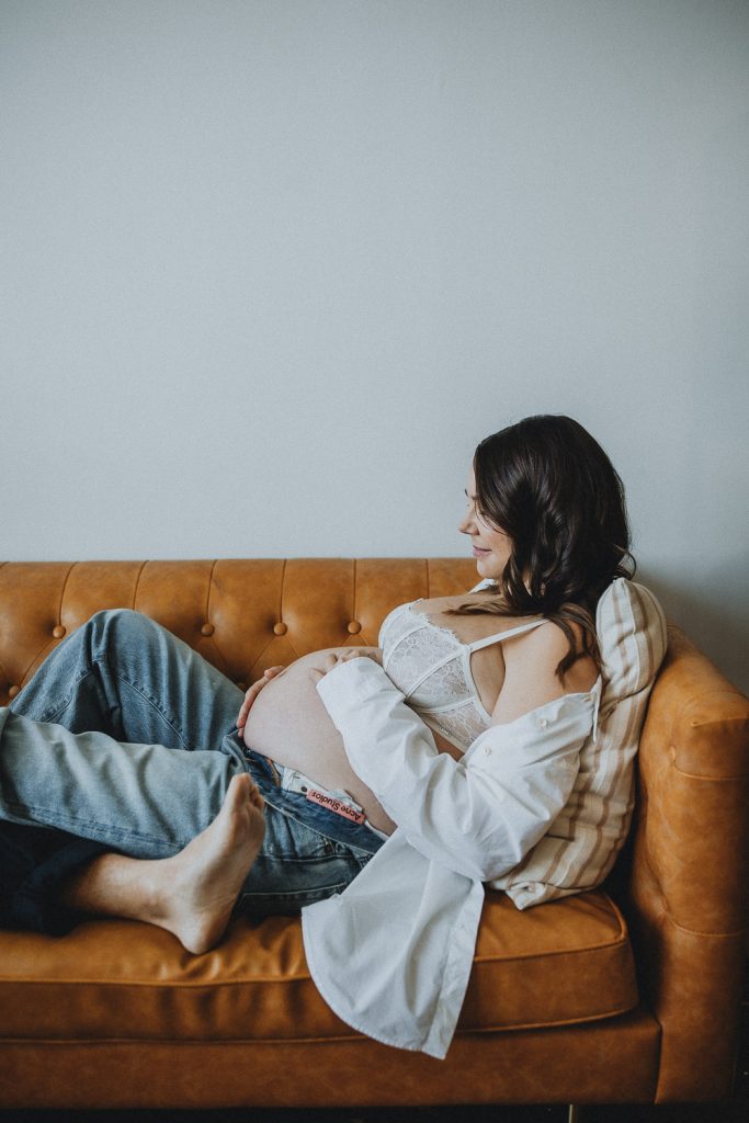 Cozy maternity photo session in brooklyn studio - by Lucie B. Photo photographer