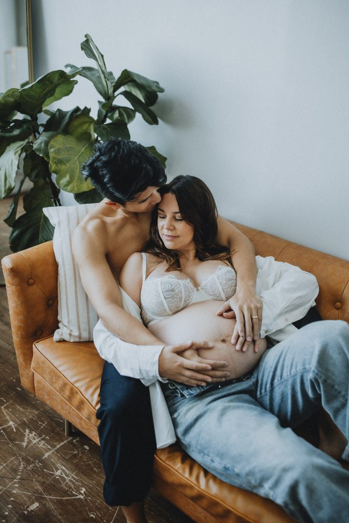 Cozy maternity photo session in brooklyn studio - by Lucie B. Photo photographer