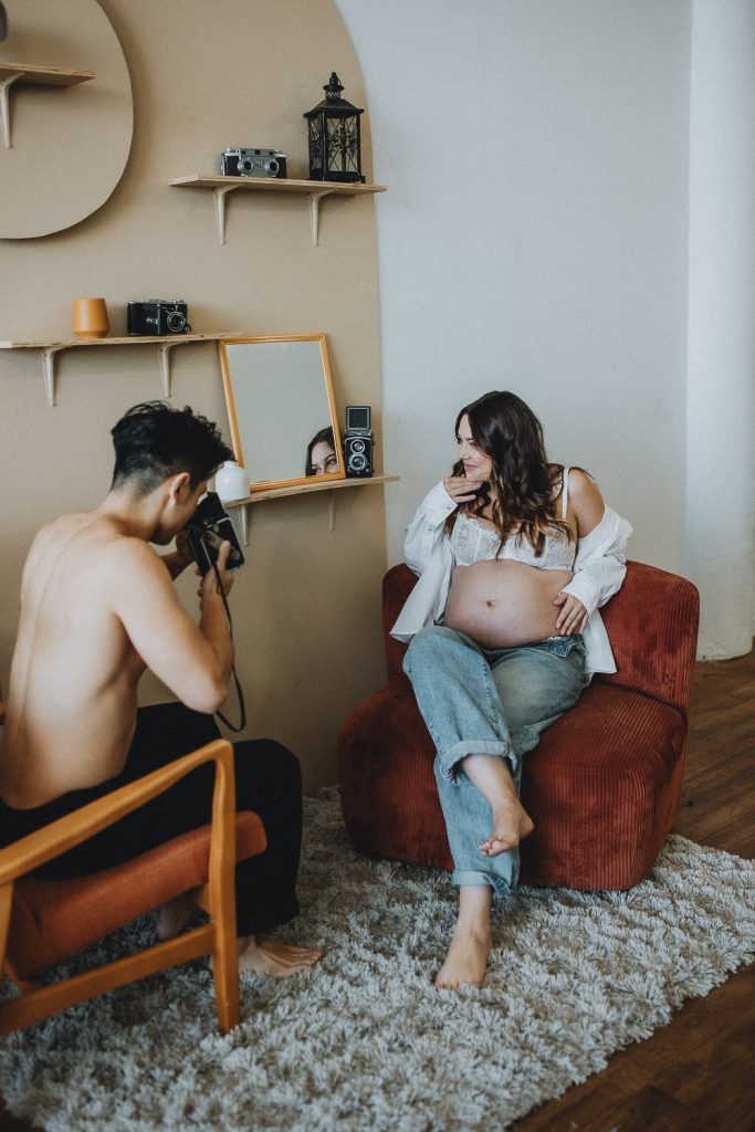 Cozy maternity photo session in brooklyn studio - by Lucie B. Photo photographer