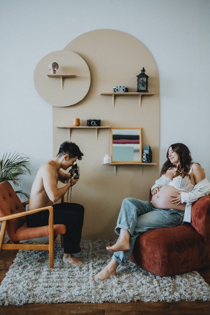 Cozy maternity photo session in brooklyn studio - by Lucie B. Photo photographer