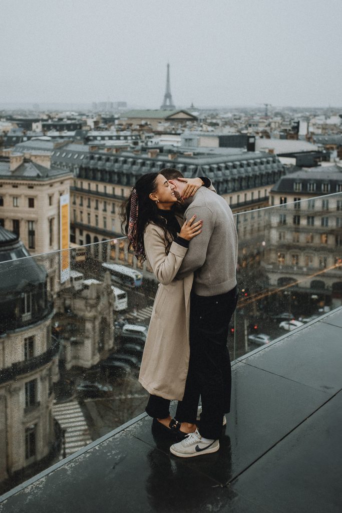 Couple session on paris rooftop