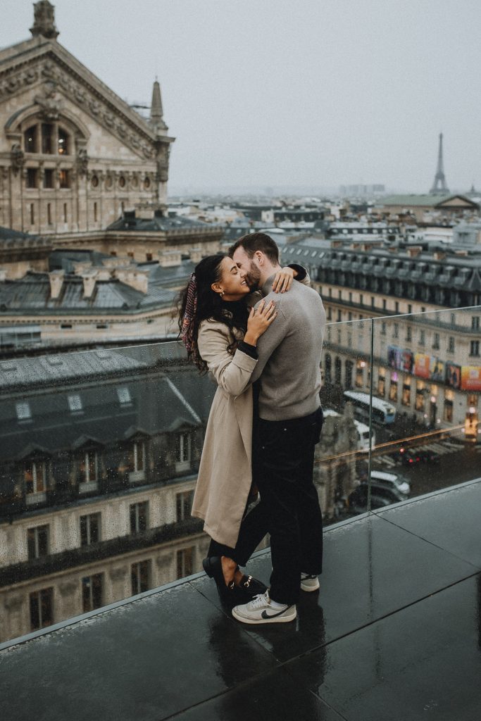 Couple session on paris rooftop