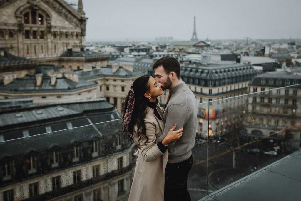 Couple session on paris rooftop