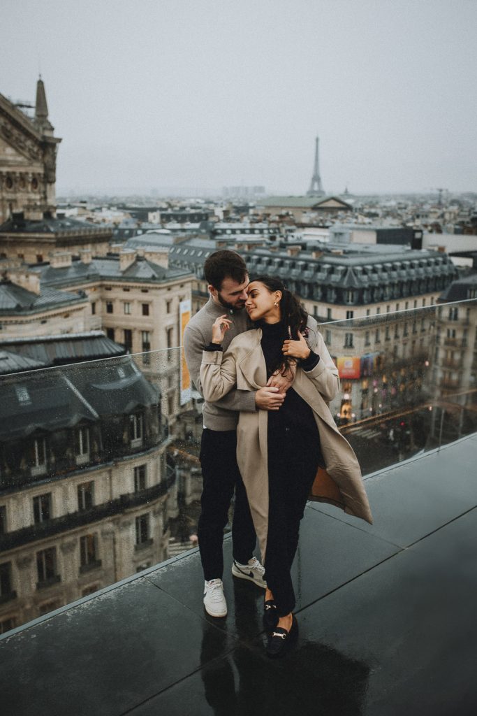 Couple session on paris rooftop