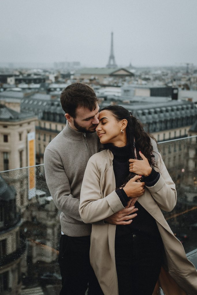 Couple session on paris rooftop