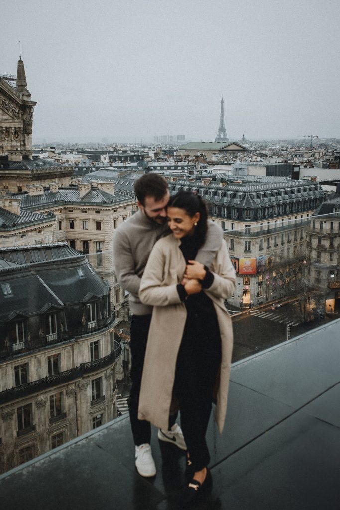 Couple session on paris rooftop