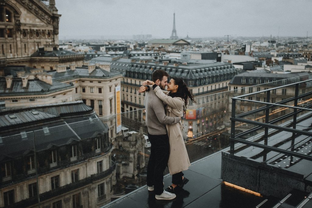 Couple session on paris rooftop