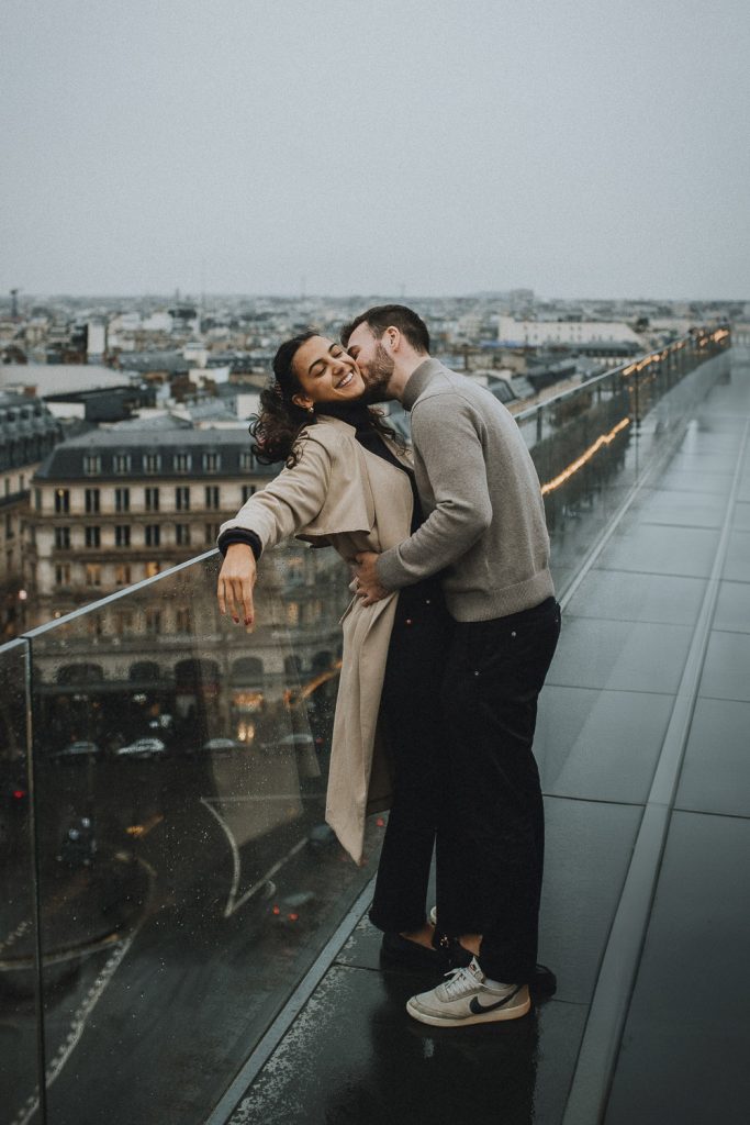 Couple session on paris rooftop