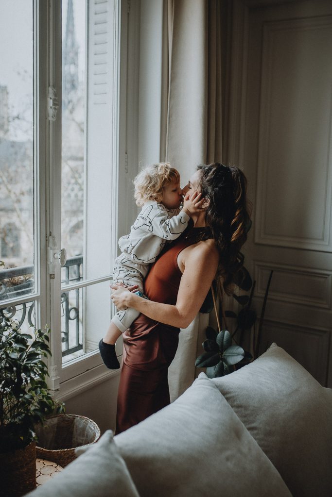 Motherhood photography in paris home